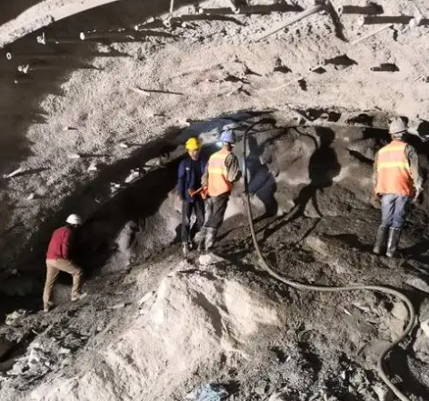 临朐隧道拱顶带模注浆料，微膨胀注浆料的特点及施工工艺